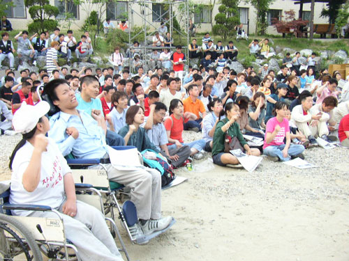 문화제 참가자들은 에바다 완전 정상화와 시설비리 척결을 요구했다. 